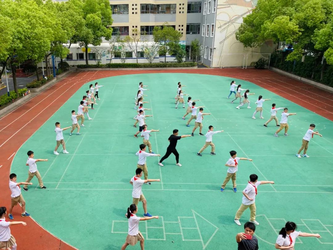 今天又有一批同学返校，来看师生们的自拍留念
