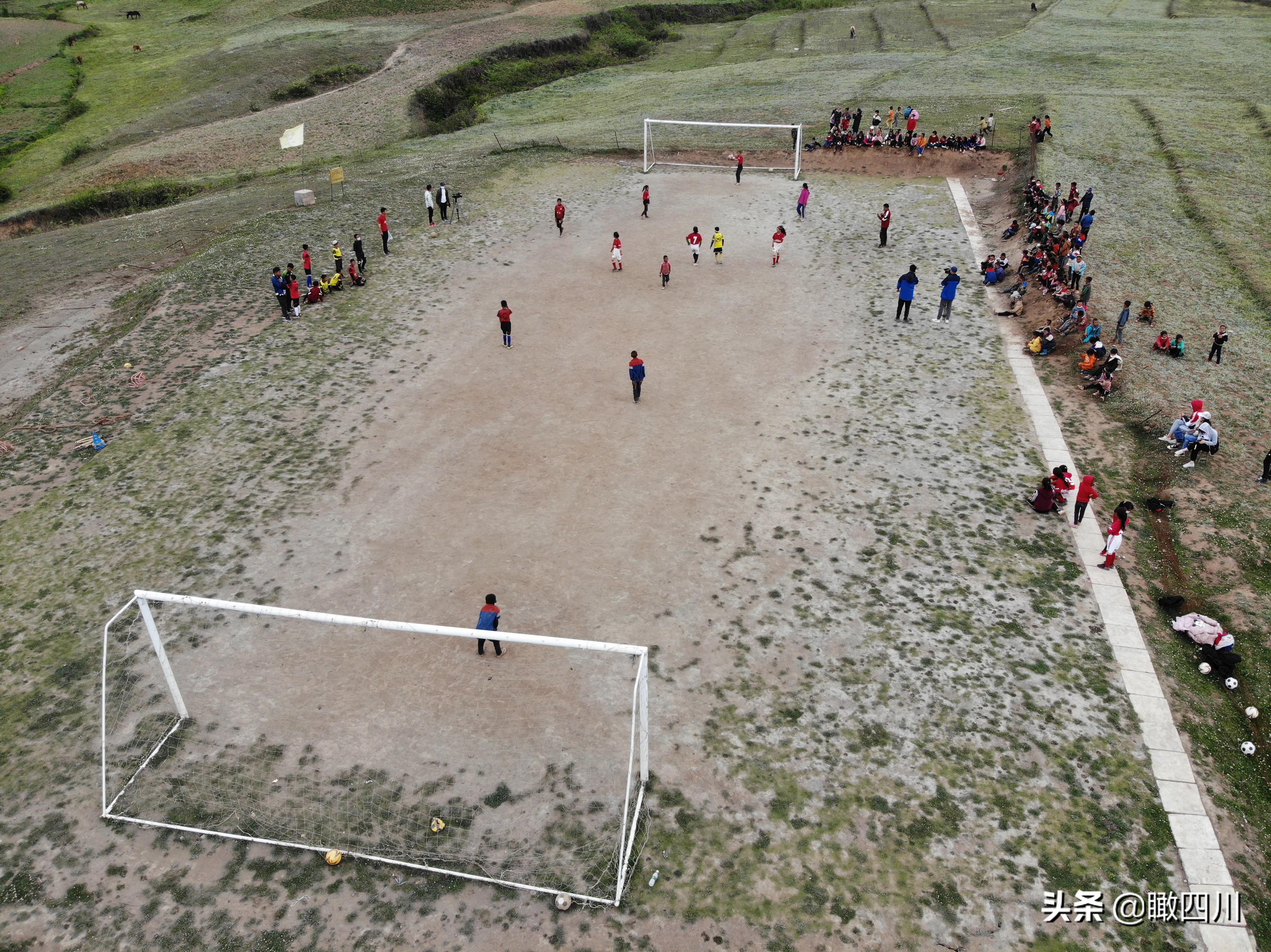 大凉山最贫困的山区小学,大凉山爬悬崖上学的孩子