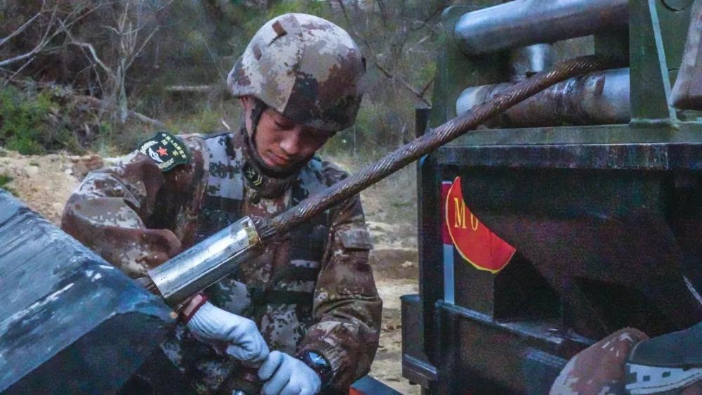 “抢修英雄连”四级军士长王晓磊，真英雄！