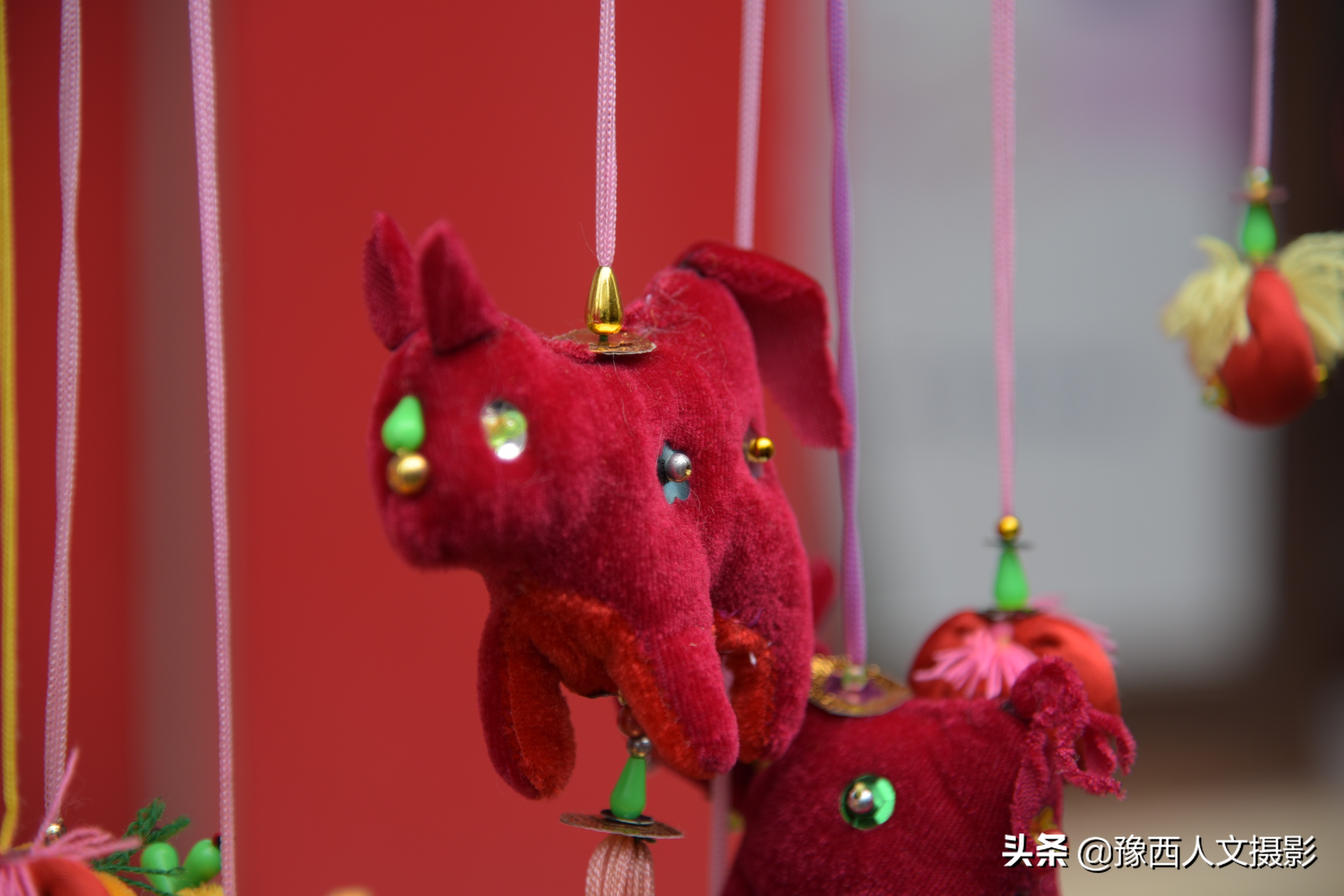 山乡大娘打手灯做缝纫，12块布头缝制传统香包，一年卖不够800元