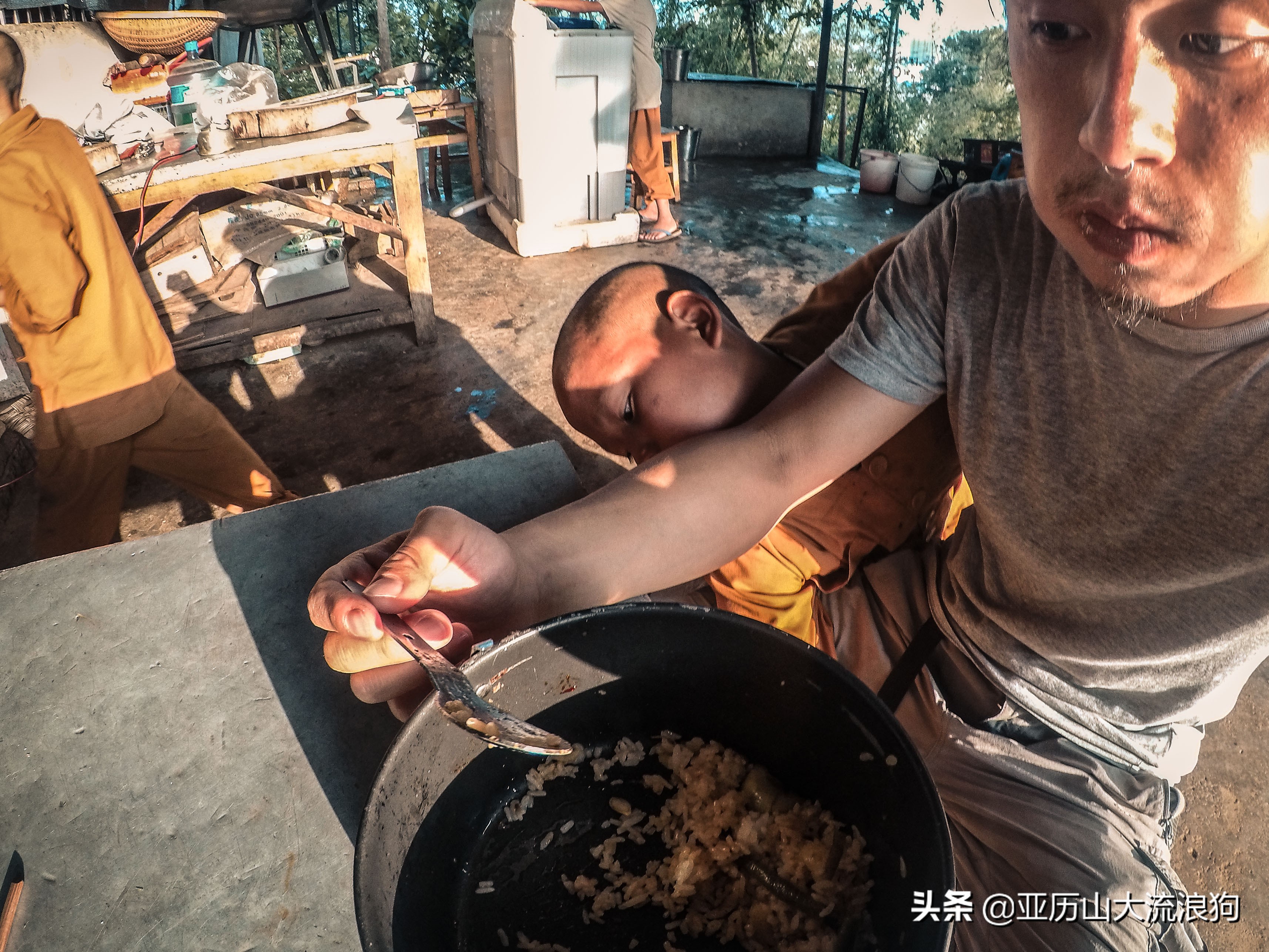 我流浪到中缅边境，发现一座奇特的寺庙，修行的僧人竟都是孩童