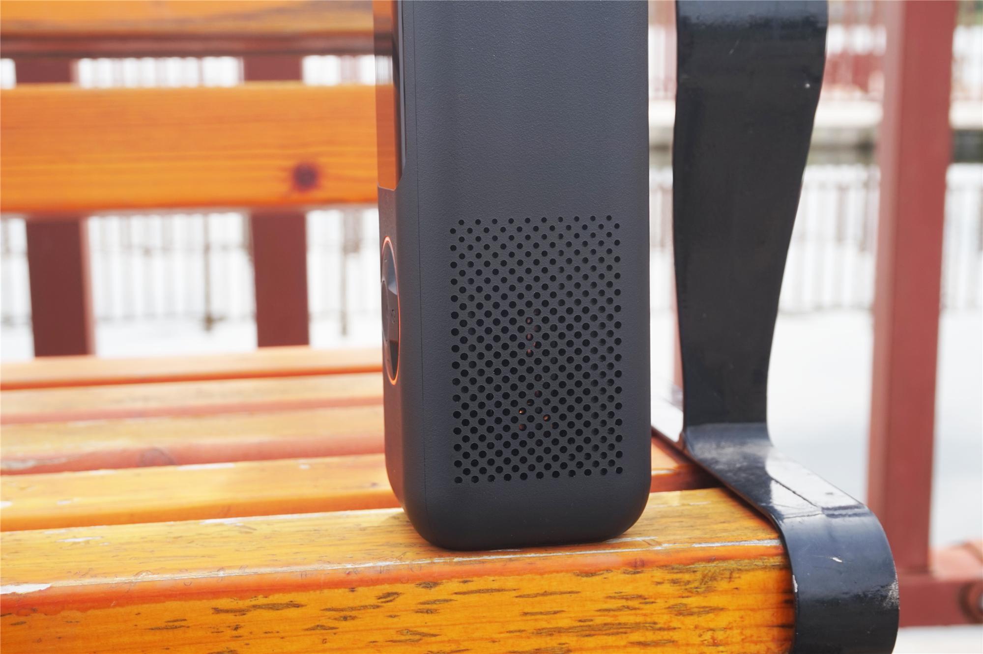 骑车出行就不怕路上爆胎了,开车遇到胎压不足