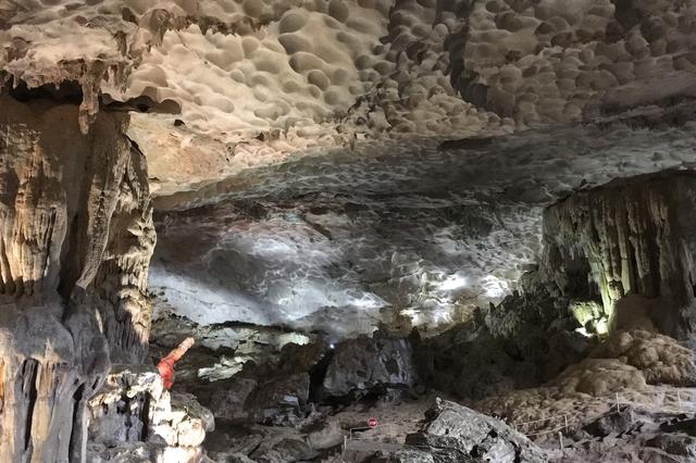 这里虽然风景如画人们生活的却很凄惨没日没夜的追着大船讨生活