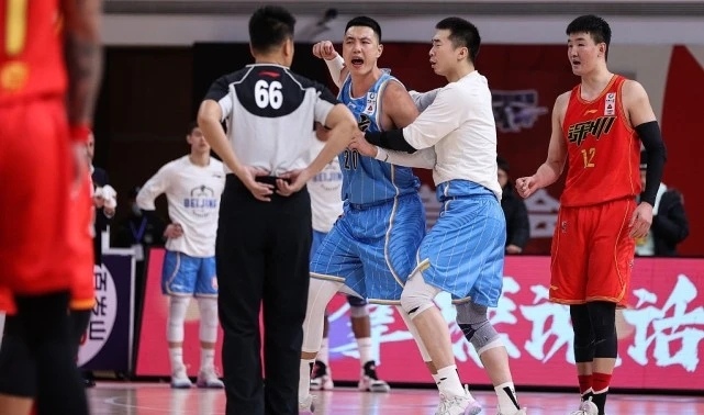 郭艾伦遭驱逐,郭士强“罢赛”遭重罚!CBA管理层看人下菜碟?