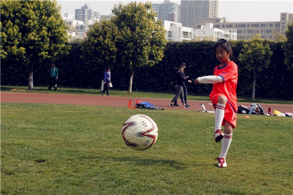 教小孩踢足球先从哪学起,少儿足球训练教学视频教程