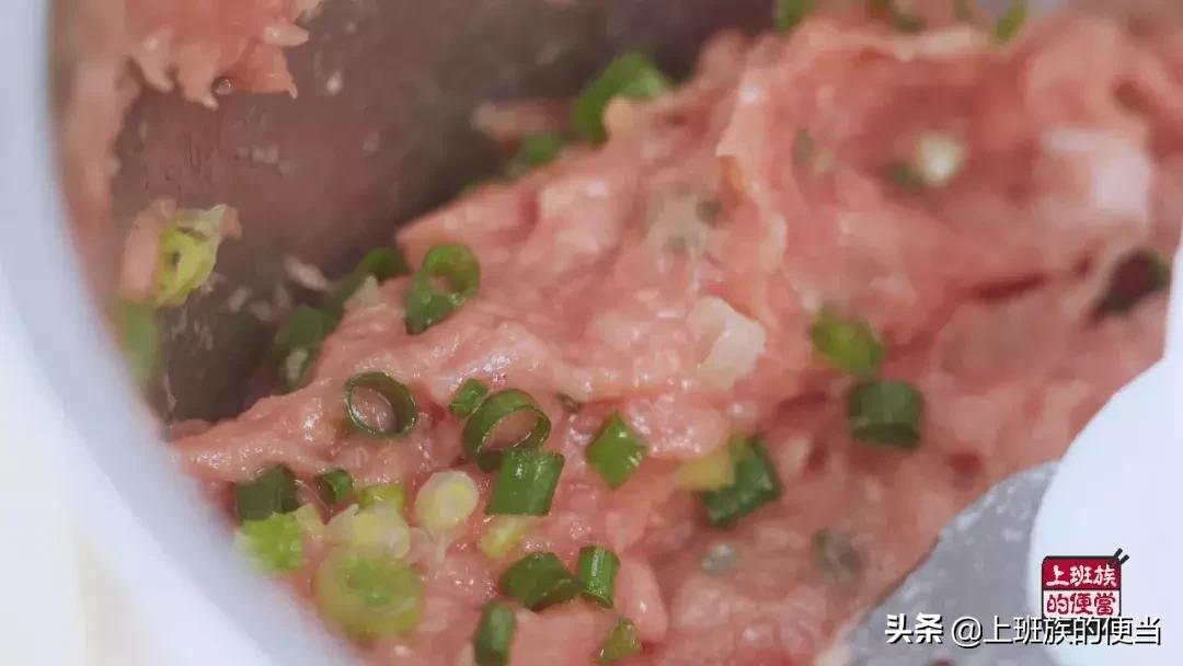 馄饨怎么包才漂亮而且要简单的,馄饨别煮着吃了教你个特色吃法