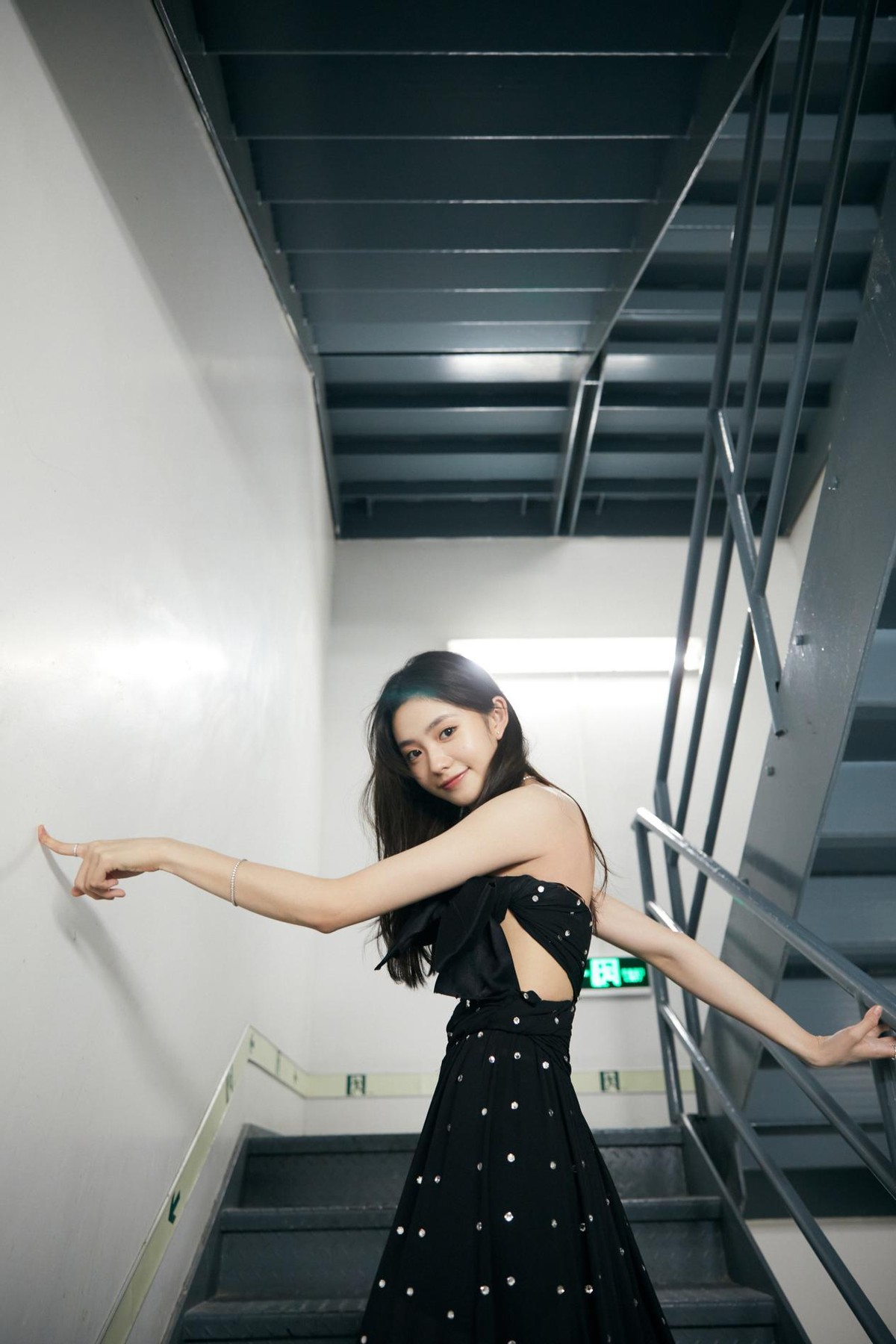 刘浩存红毯秀腿,刘浩存黑西装短裤造型