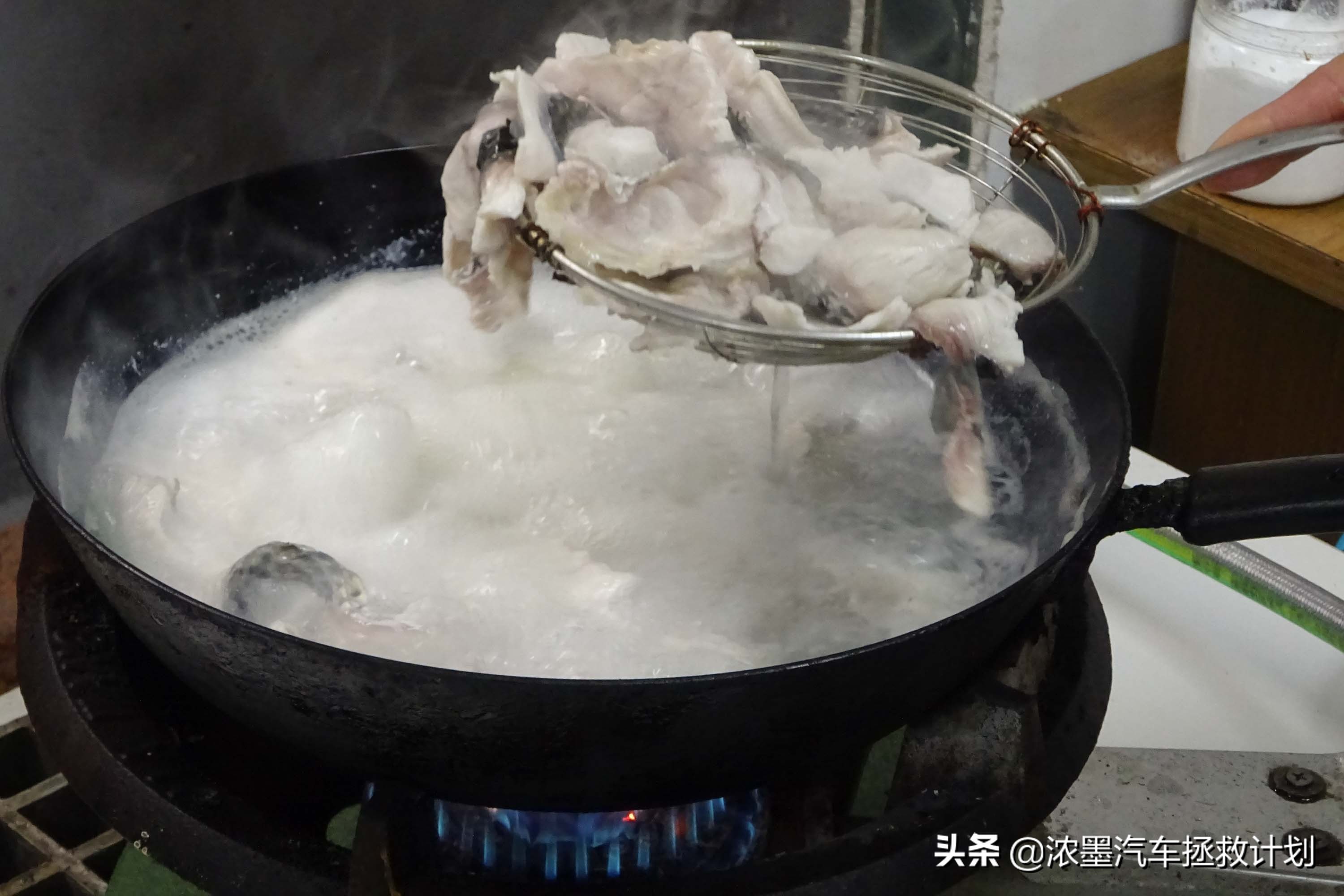 「妙手生花」重建一台战损级桑塔纳，带给它历经千般后的华丽重生