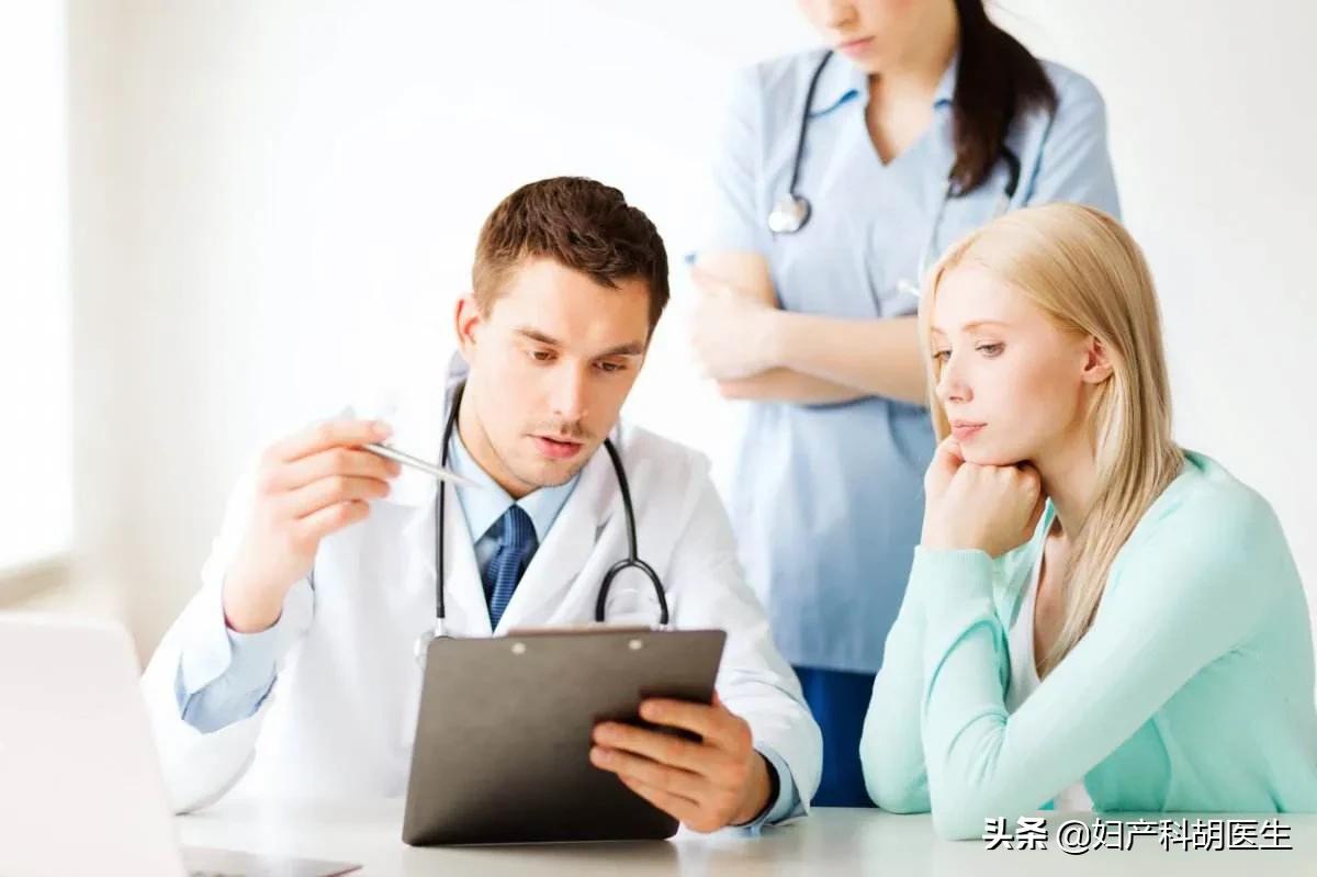 大姨妈有血块黑色一坨一坨的,大姨妈很多黑色血块怎么回事