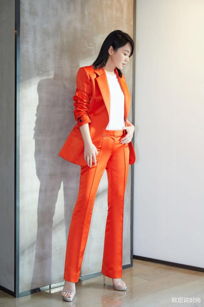 48岁闫妮的身材惊艳春晚,闫妮身材4k写真