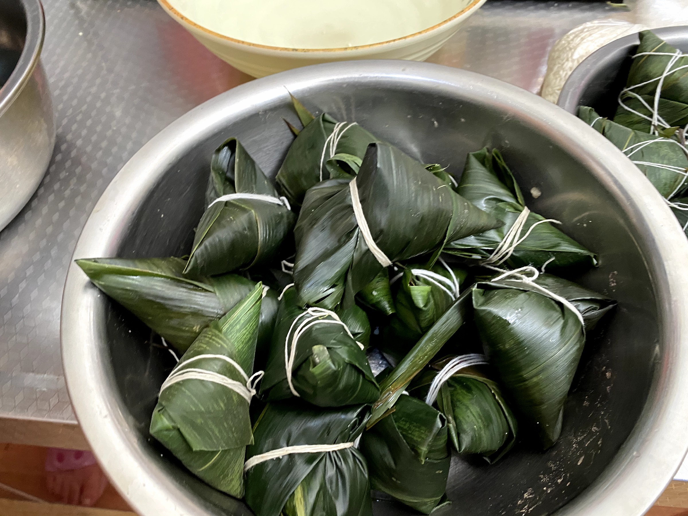 吃不完的粽子晒干炸着吃吗,吃不完的粽子直接放室外会坏吗