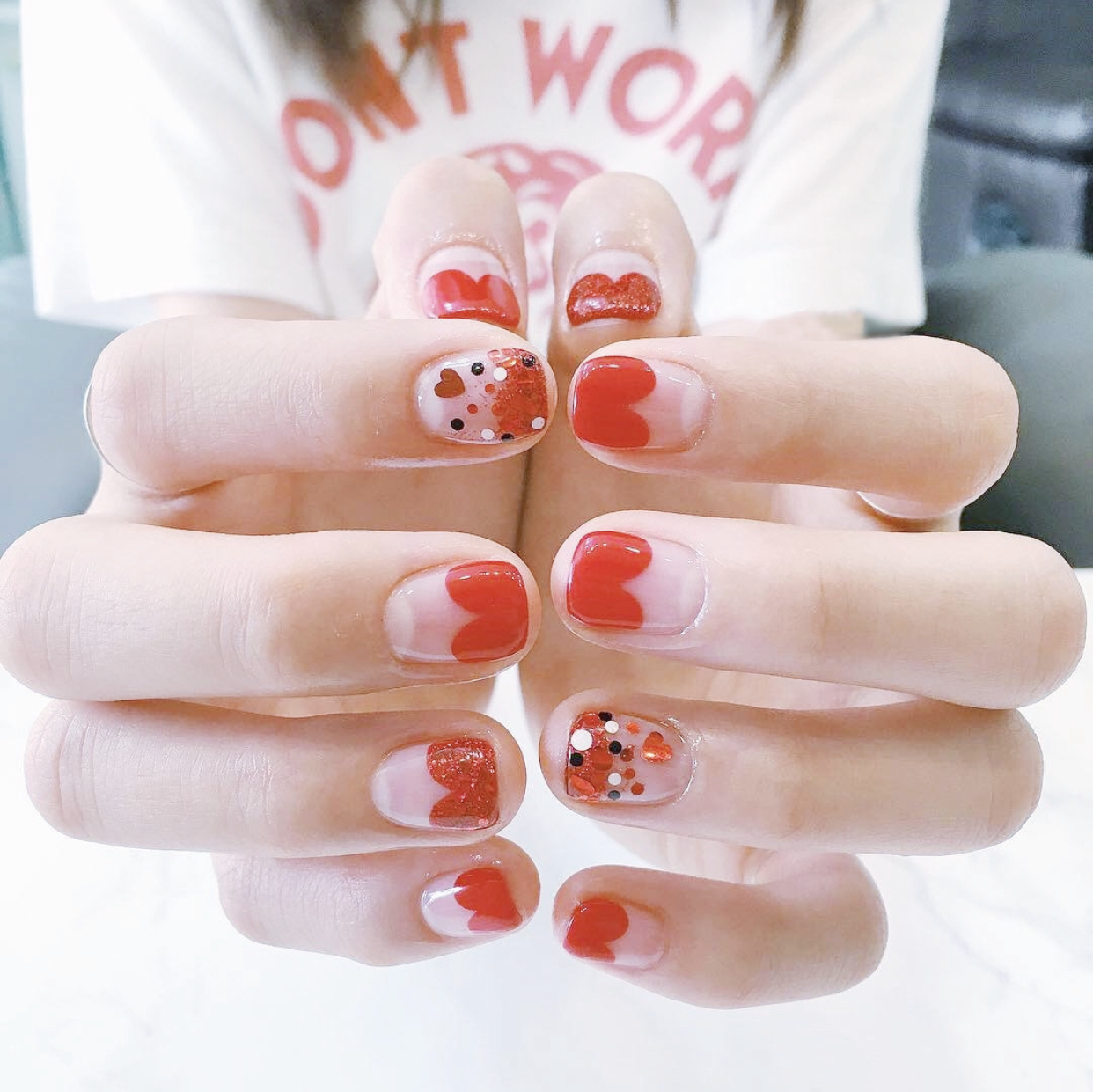 仙气女神范的红色亮片美甲，给你的“红指甲”加点仙气吧！