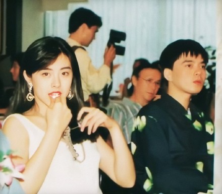 王祖贤惊艳高清修复版图片,ai修复的王祖贤老照片