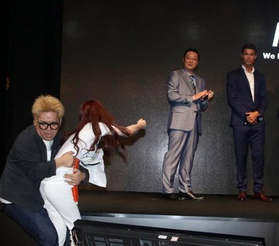 女球迷亲吻c罗,女球迷吻梅西