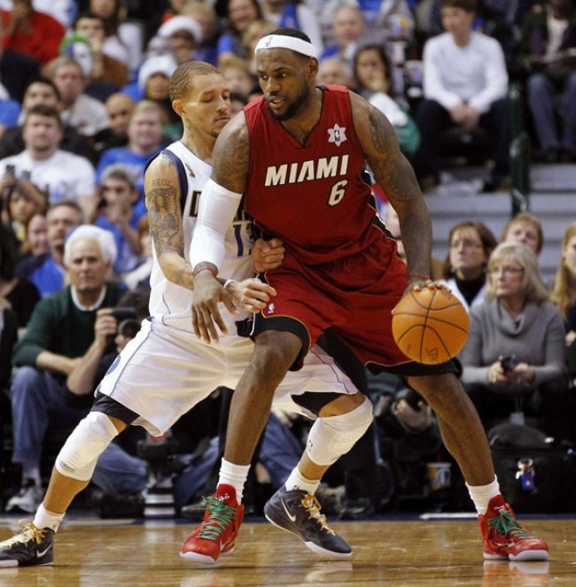 nba球员圣诞节穿什么鞋,nba球星平时穿什么鞋