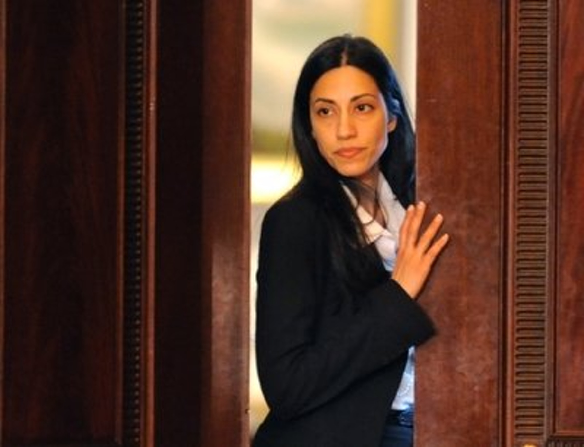 希拉里干女儿：遭参议员扑倒强吻，老公是性犯罪，自己却隐忍不发