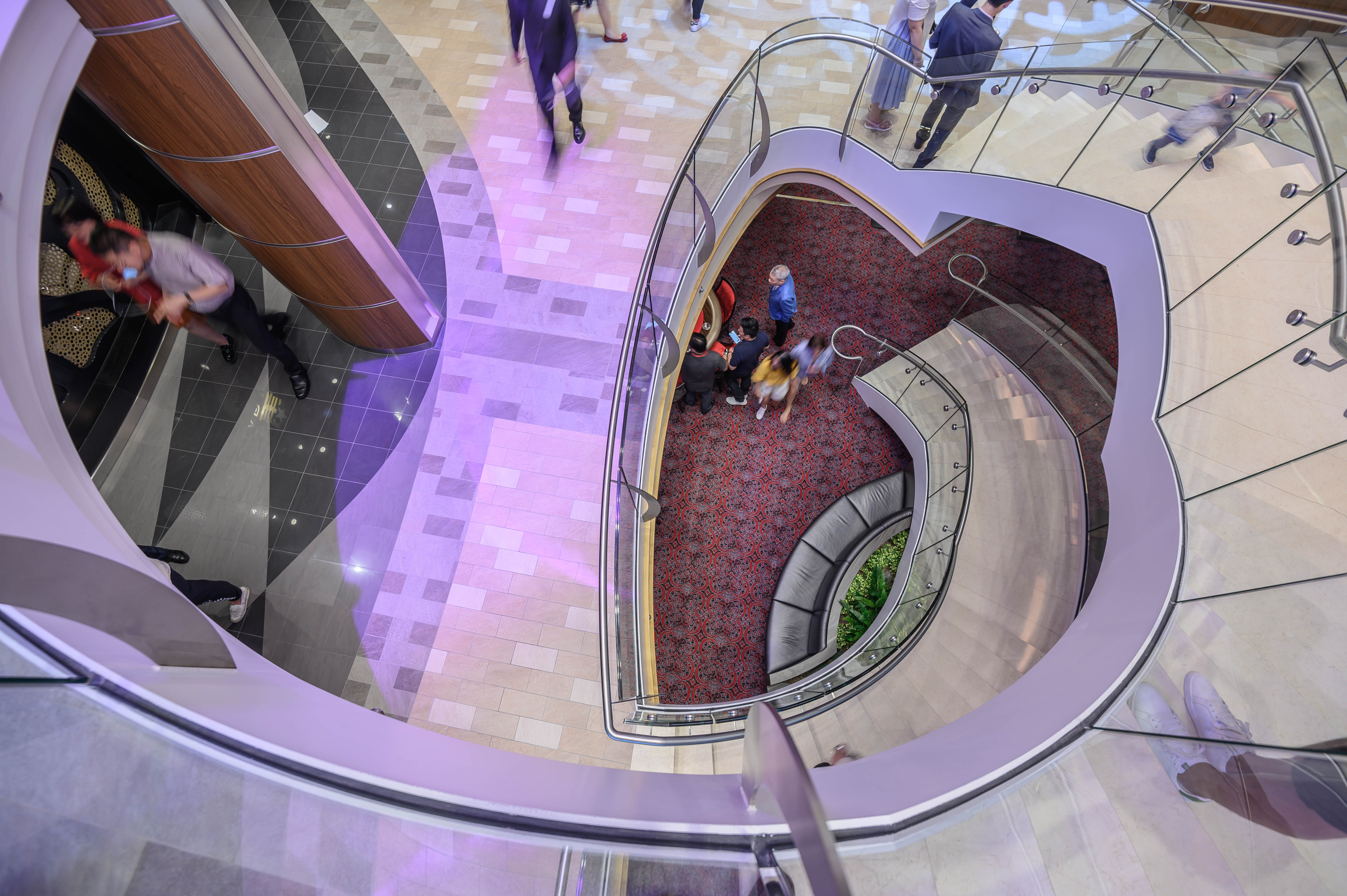 世界第一艘豪华邮轮,世界最大豪华邮轮首航