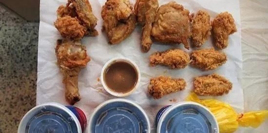 肯德基全家桶孤儿桶,美国肯德基全家桶对比中国