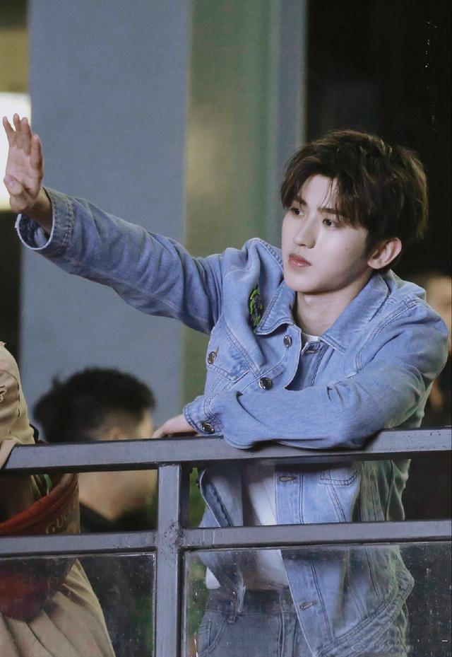 蔡徐坤活动牛仔衣,蔡徐坤牛仔外套最新照片