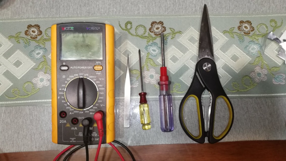 胜利VC890C+数字万用表显示屏发黑的应急维修