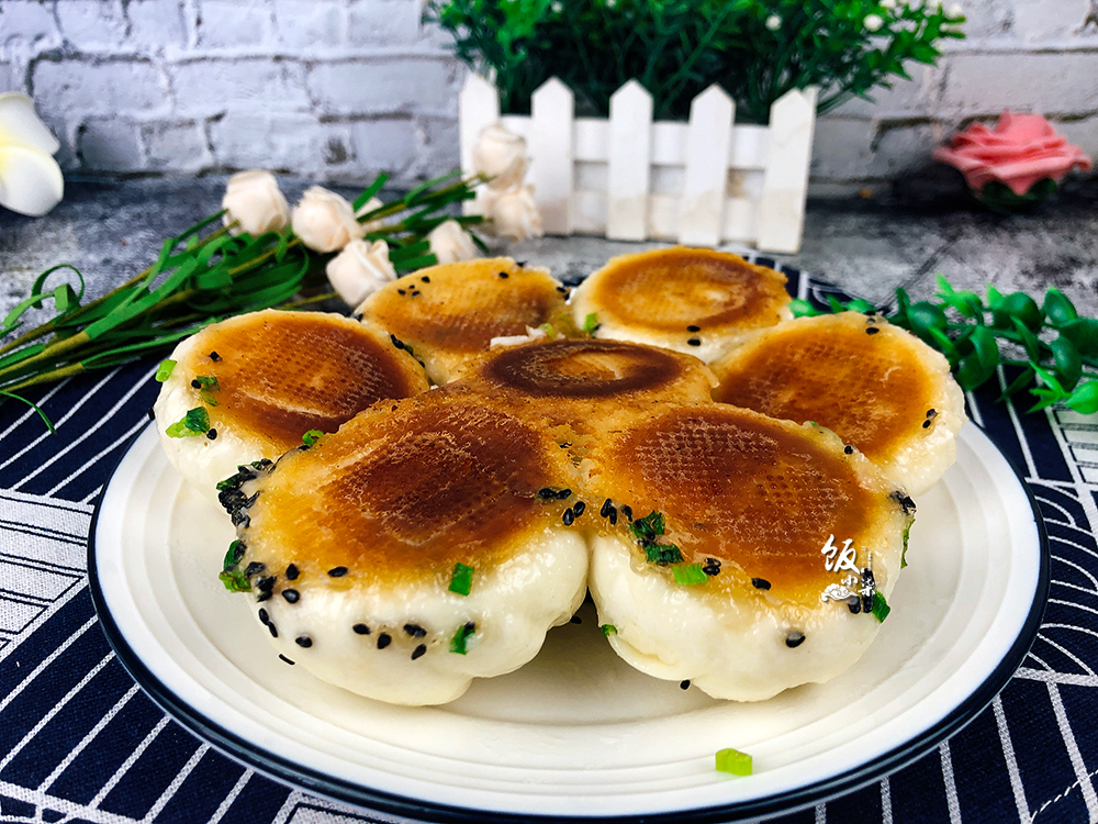 水煎包怎么做底部更酥脆？大厨：别只加清水，教你一招，酥脆好吃