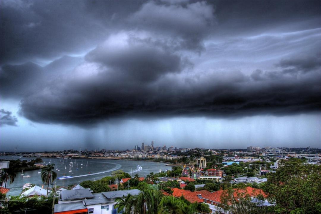 下雨墙体漏水渗水抢修报道,雨天房顶漏水急救