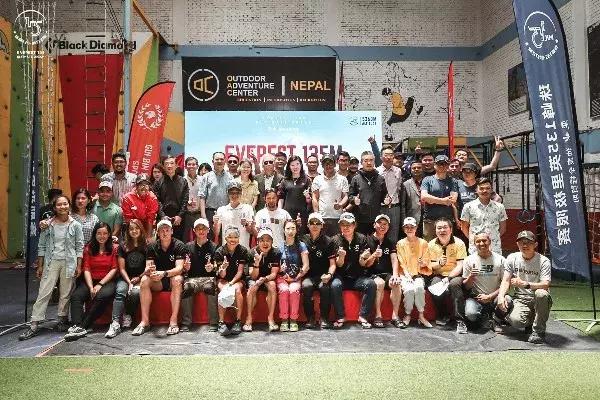 历经几十年登上珠穆朗玛峰的人,一群普通人攀登珠峰的故事