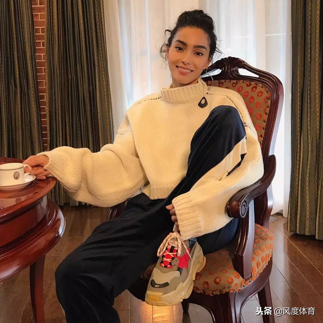 *窥偷**女神AdrianneHo的ins照片,我仿佛打开了新世界的大门……