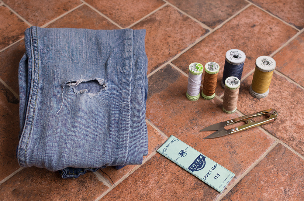 牛仔裤烧个洞如何用针线补救,牛仔裤破个洞怎么弄