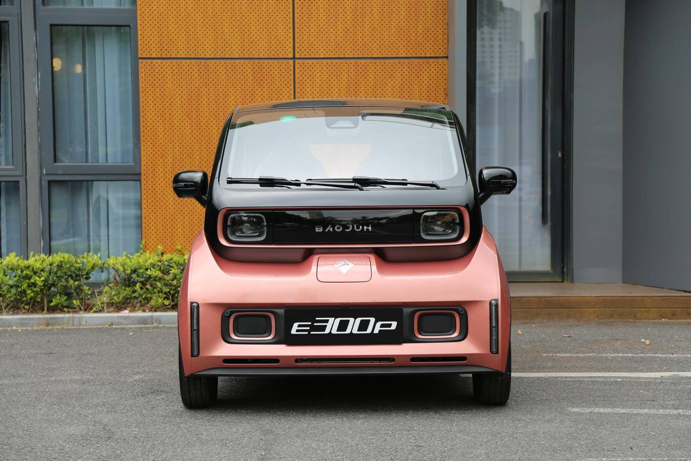 续航305km的短途出行新“神器”，新宝骏E300上市6.48万起