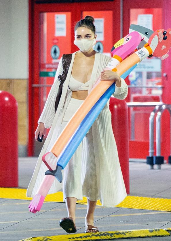 奥莉维亚·库尔普身穿长款条纹雪纺开衫，轻盈飘逸，仙气十足