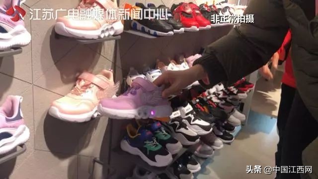 家长注意了!孩子爱穿的这种鞋竟然在家着火了