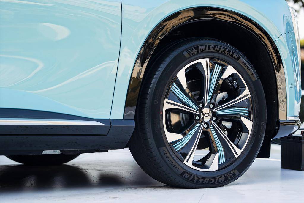 硬杠蔚来车长5米续航超700公里,纯电续航超1000km图说蔚来et7