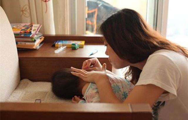 经常用棉签掏婴儿耳朵有什么危害,妈妈给小孩掏耳屎很大块