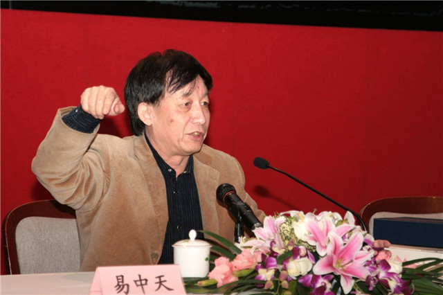 余秋雨自称不识易中天,那易中天因何会瞧不起余秋雨?