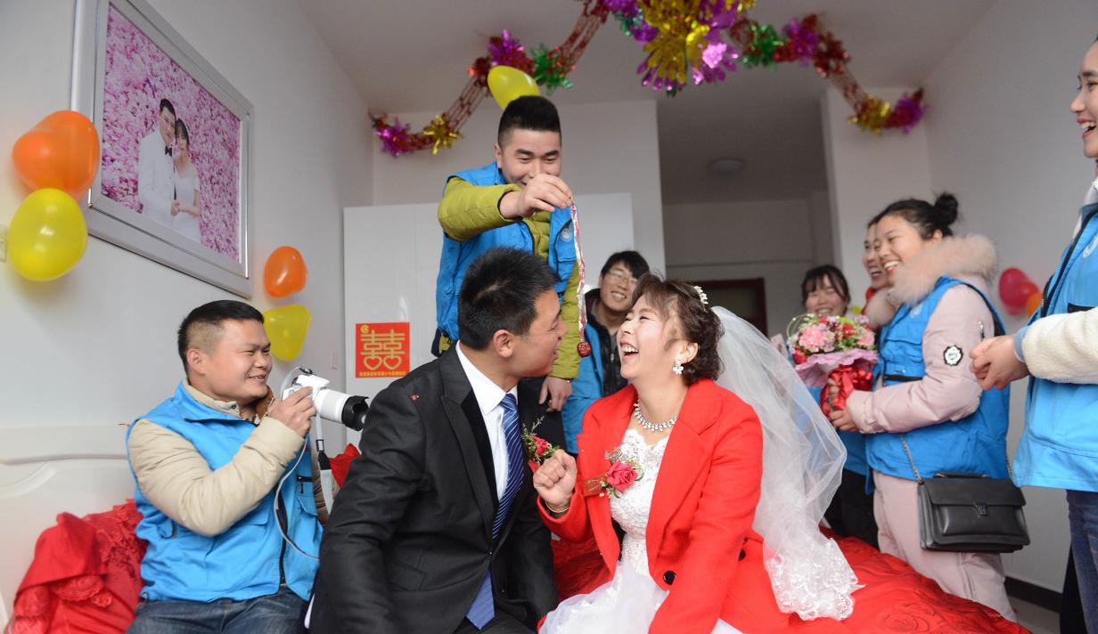 婚礼上与宾客手机互动的小游戏,军人婚礼伴郎团队接亲小游戏