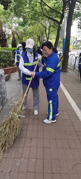 日行2万步扫完一个“足球场”曹杨二中学生当起小“城市美容师”