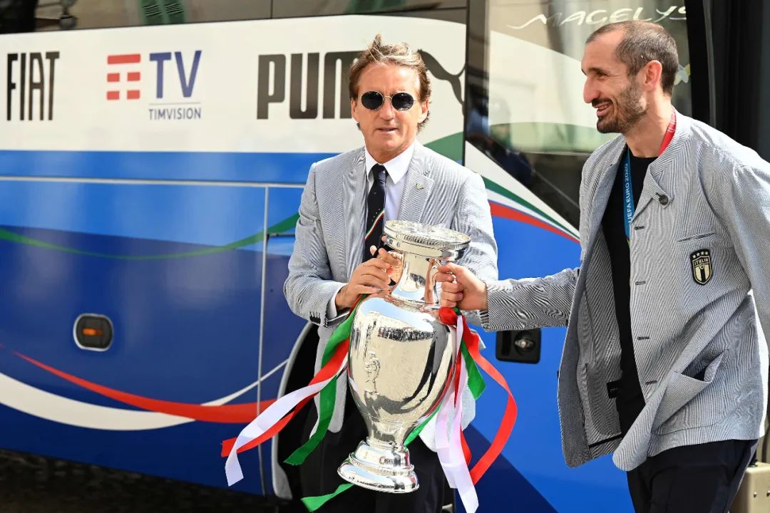 56岁教练才是意大利队最帅男人!穿LP戴百万RM,老男人不油腻典范