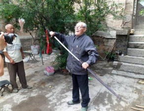 抗战时期缴获日本兵的照片,抗战老兵缴获日本军刀