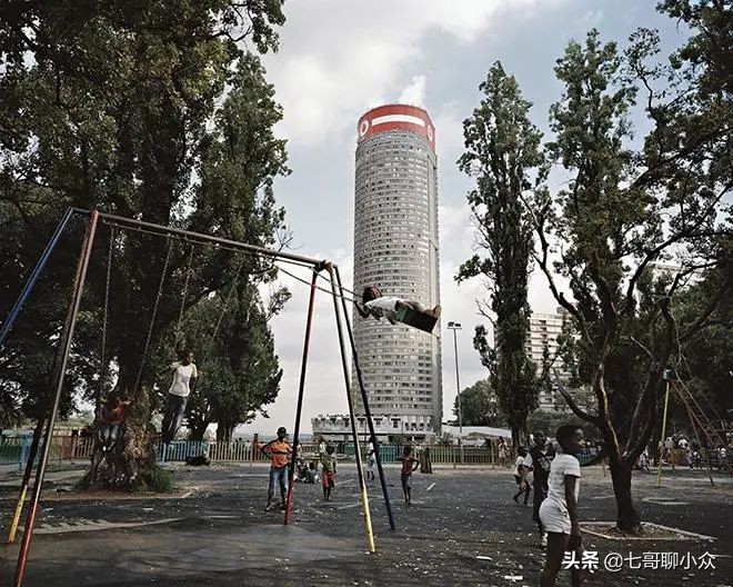 电影里的大厦倒塌现场,电影里建筑物突然崩塌的片段