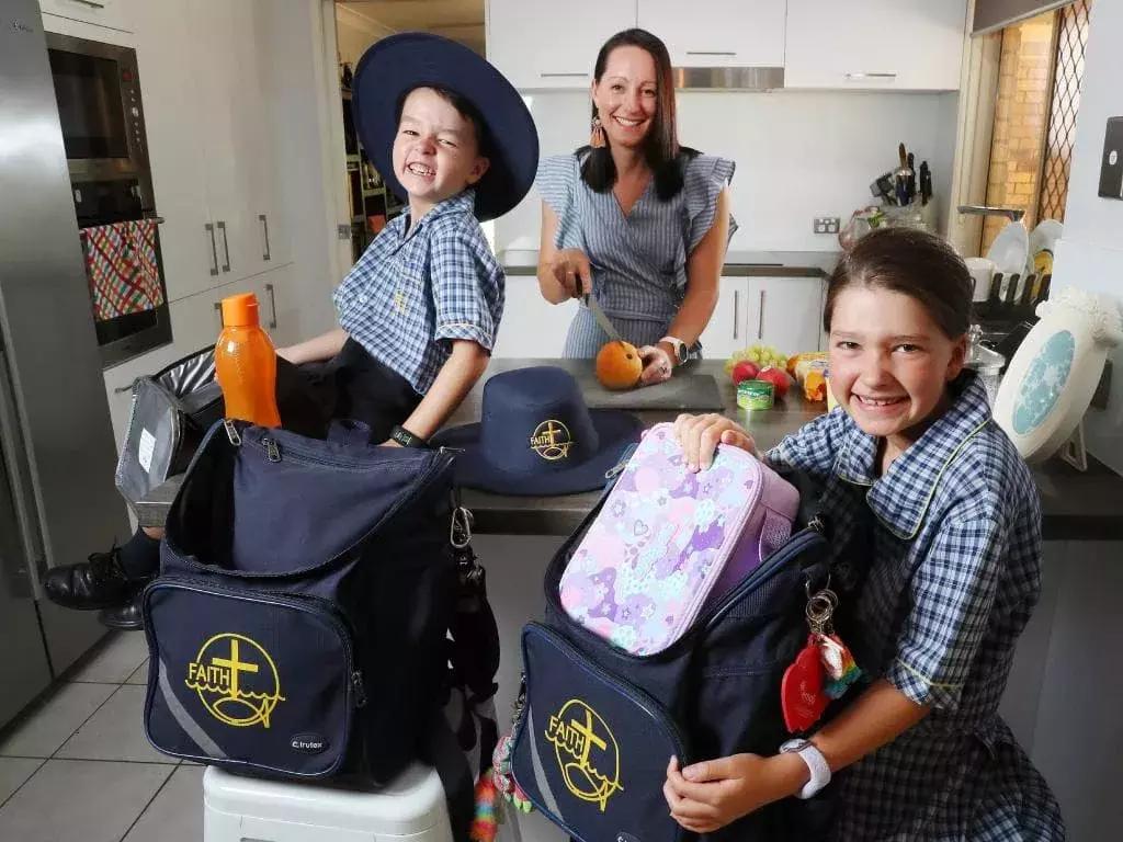 开学了家长为孩子交学费,开学家长花费