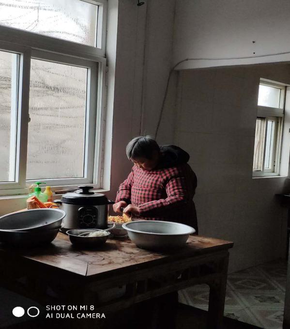 抗疫老人捐款感动视频,感动抗疫路上75岁老奶奶献爱心