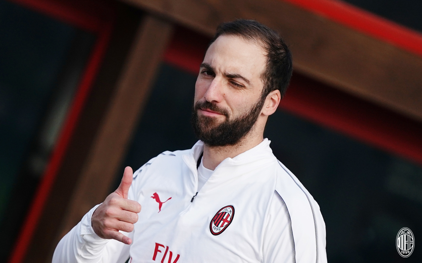 身披白衣铠甲的战士,身披红色铠甲的战士们