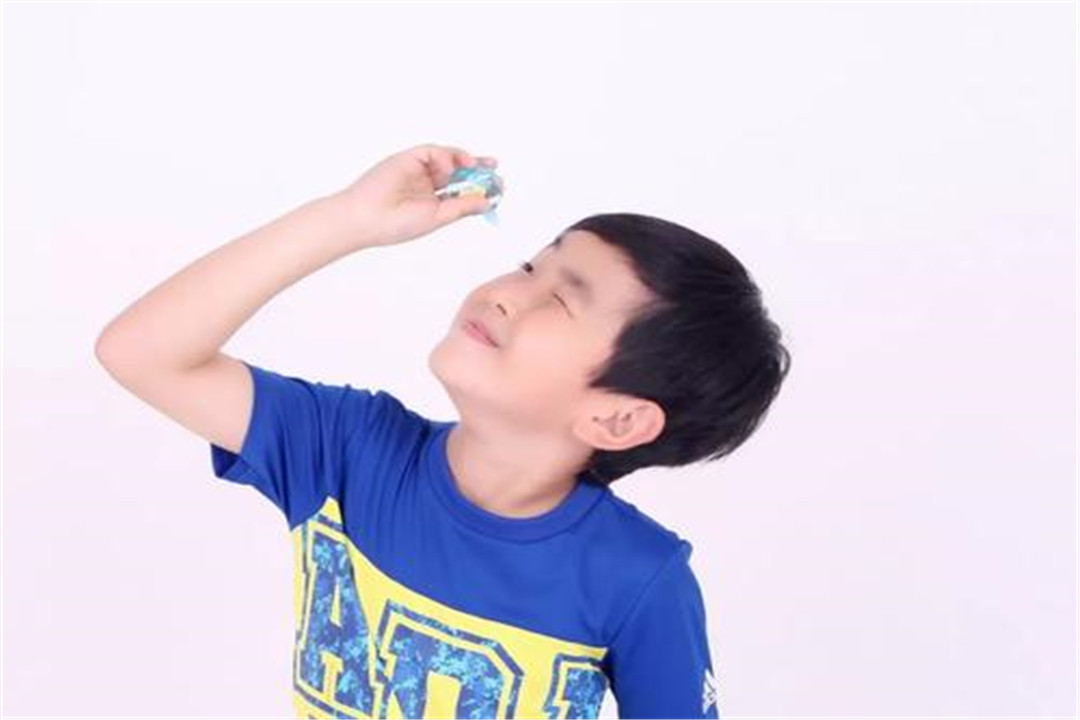 宝宝误把502滴进眼睛,5岁宝宝用502胶水滴眼睛里