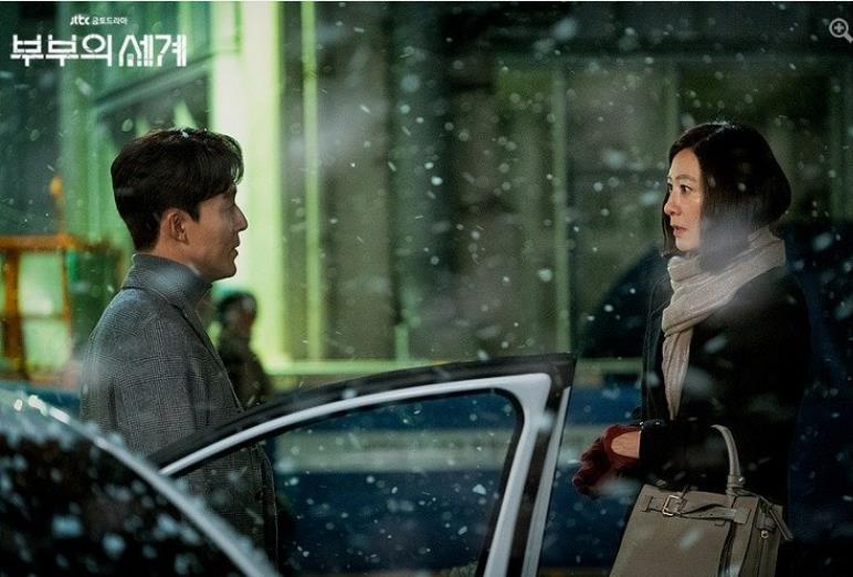 女神*用御**包！《夫妻的世界》金喜爱、朴敏英都爱背的JoyGryson