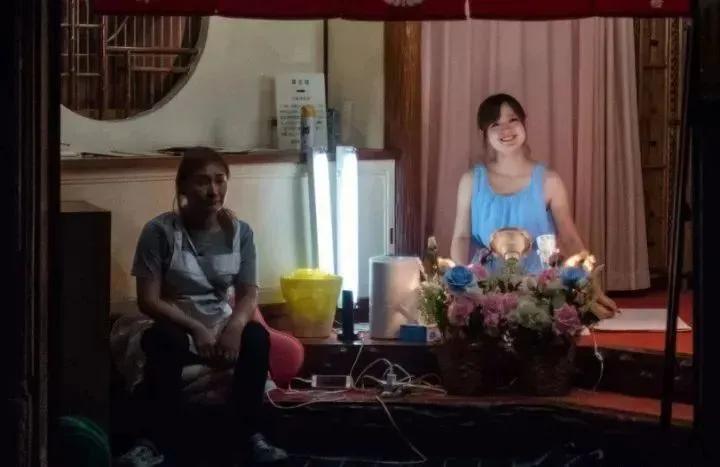 *拍偷**的照片带你看看日本*灯区红**