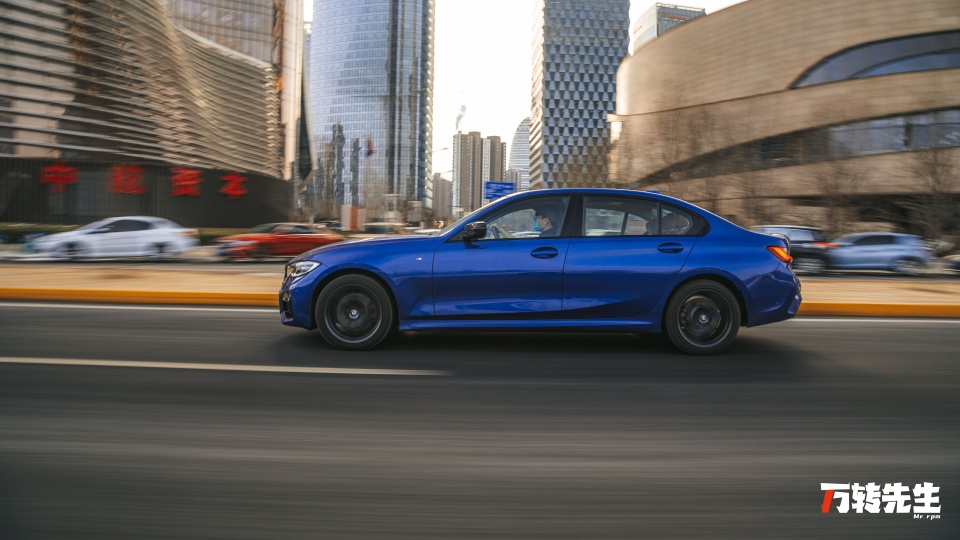 试驾宝马330Li丨即便它变得舒适，也依旧能让人爱上