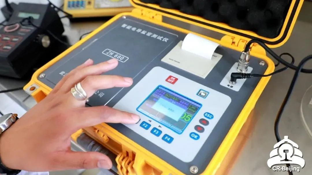 他们为14万支绝缘子集体“洗澡”