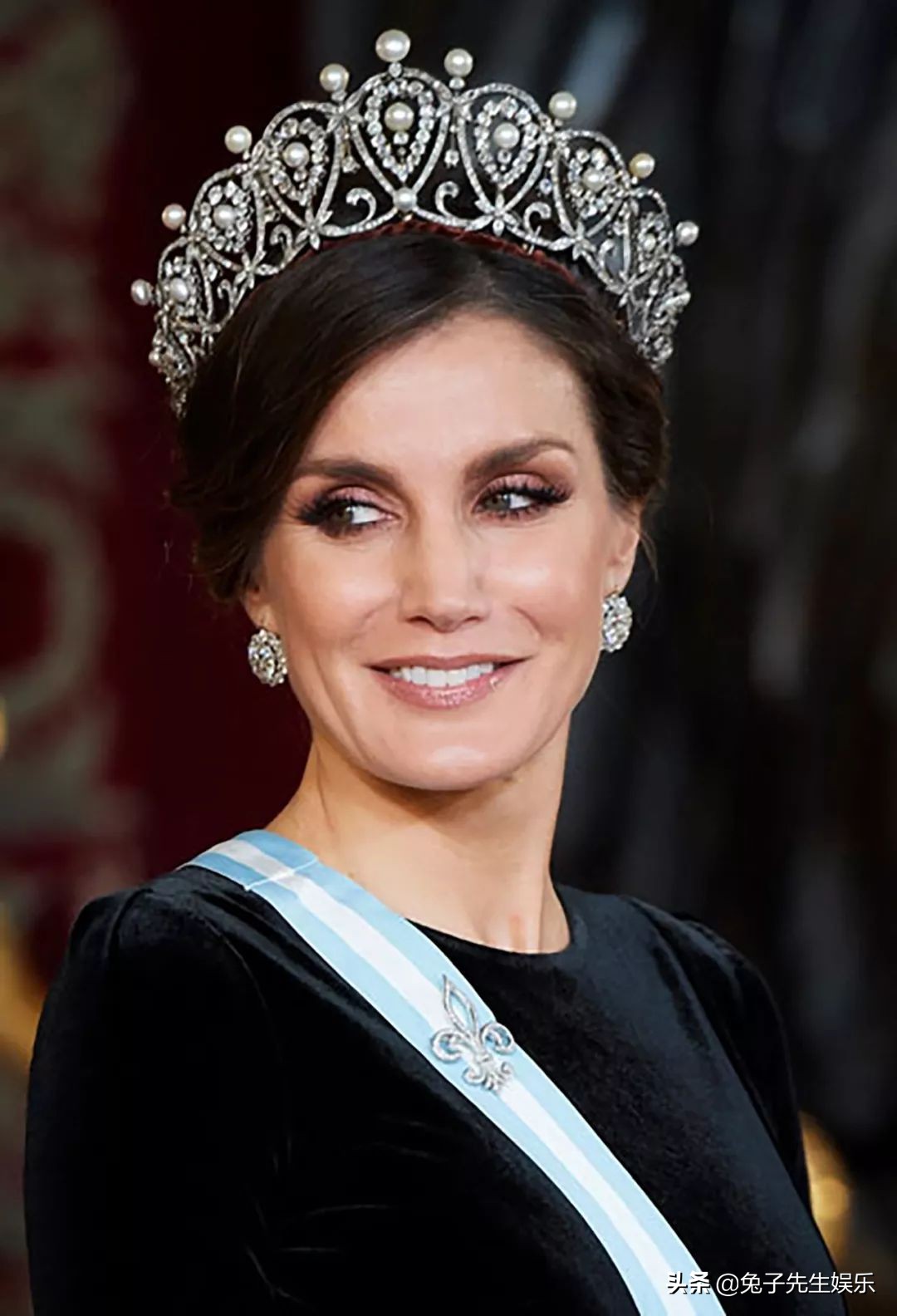 西班牙王后穿红衣服戴皇冠,西班牙王后戴帽子