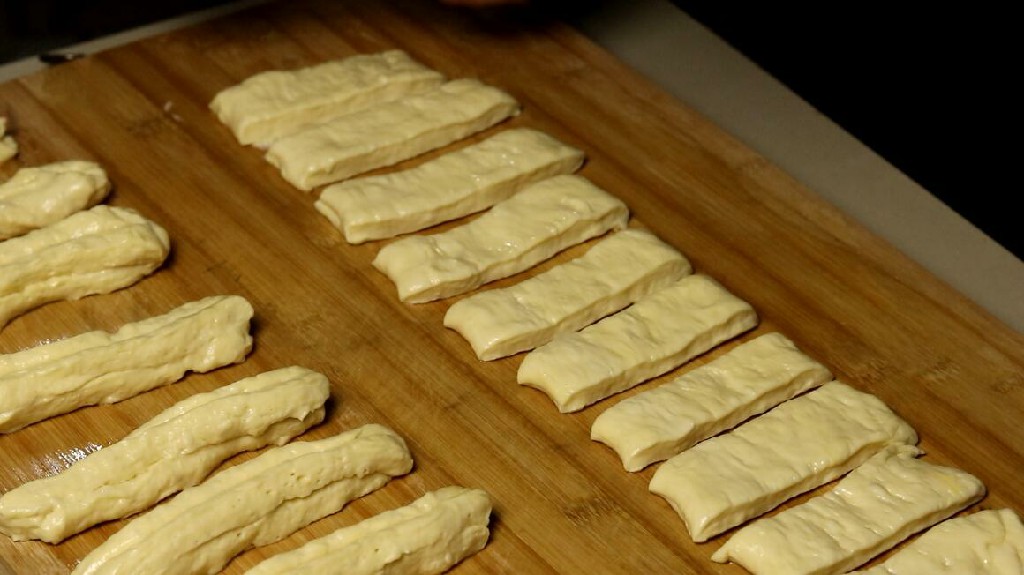 炸油条好吃又软和的做法,炸油条酥脆松软教学